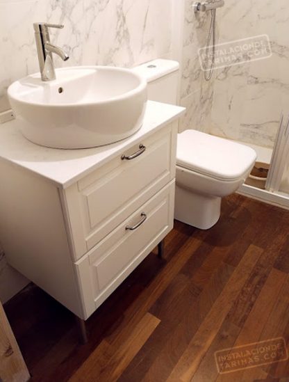Foto de la oferta de ipé del brasil, un suelo de madera maciza de interior en un baño o aseo.