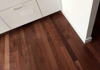 Foto de la oferta de ipé del brasil, un suelo de madera maciza de interior en una cocina.
