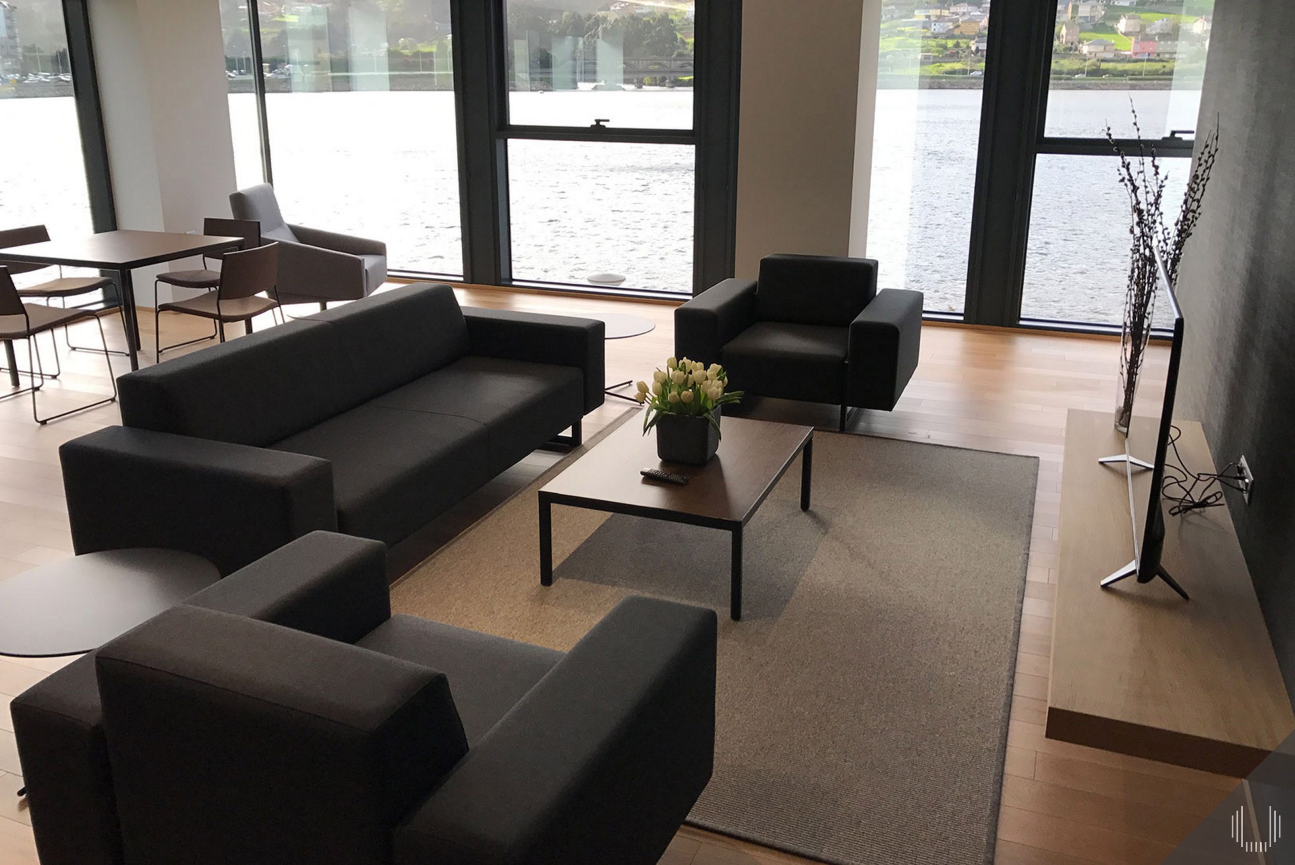 salón con tarima de roble barnizado blanco americano selecto, sin nudo salón con tarima de roble barnizado blanco americano selecto, sin nudo