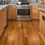 Suelo de madera de cumaru apto para cocinas y baños