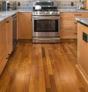 Suelo de madera de cumaru apto para cocinas y baños