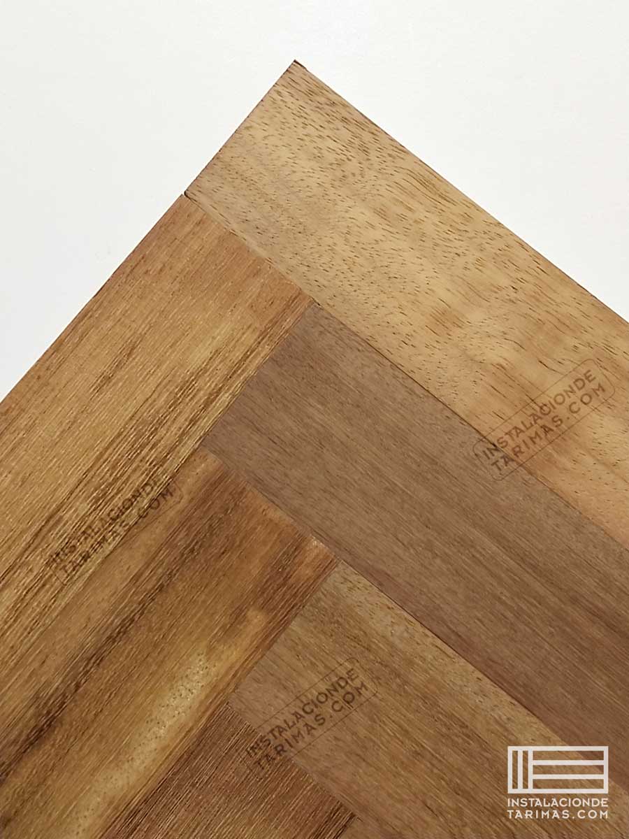 Parque de iroko para pegar instalada con forma de espiga