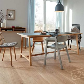Tarima de roble rústico con acabado mate en foto de salón minimalista estilo nórdico