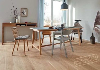 Tarima de roble rústico con acabado mate en foto de salón minimalista estilo nórdico