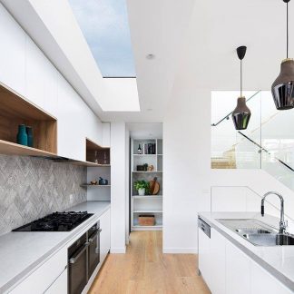 Tarima multicapa de roble sobre una base de elondo: 205 x 19 x 2.200-2.400 mm / 4 mm útiles.