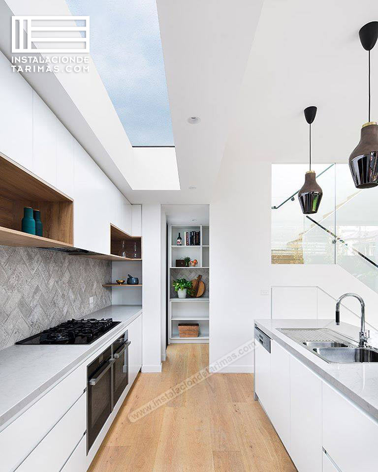 Tarima multicapa de roble sobre una base de elondo: 205 x 19 x 2.200-2.400 mm / 4 mm útiles.