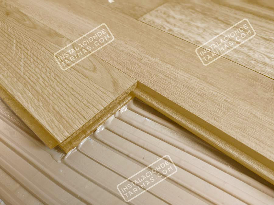 Tarima de roble 100% macizo sin nudo pegada sobre la solera